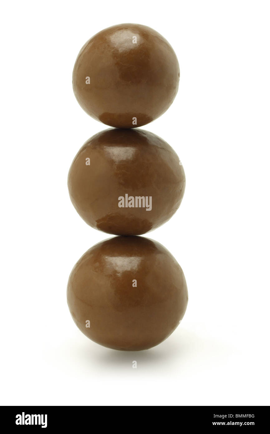 Pile de trois billes de chocolat sur fond blanc Banque D'Images