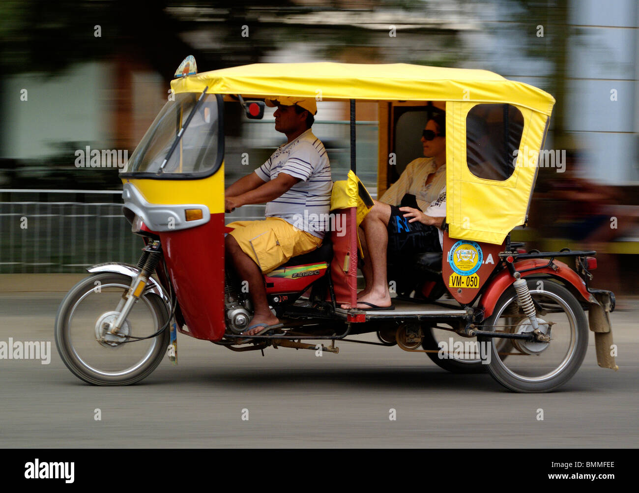 A moto ou en mouvement motortaxi dans Mancora dans le nord du Pérou Banque D'Images