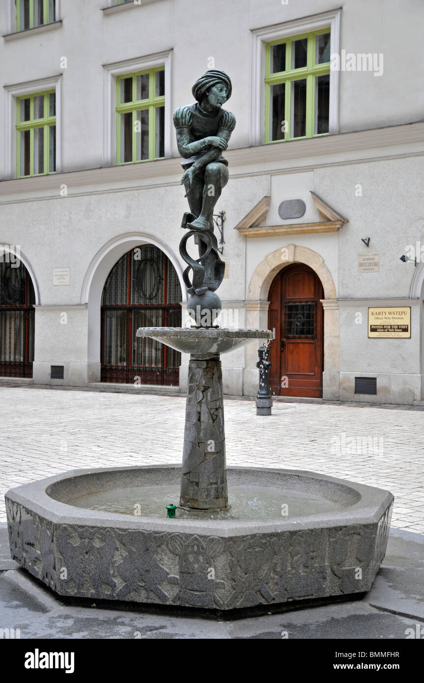 Sculpture-fontaine en face de l'église St Mary à St Mary's square, Krakow, Pologne , Europa, Cracovie. Ea Cracovie Pologne Banque D'Images