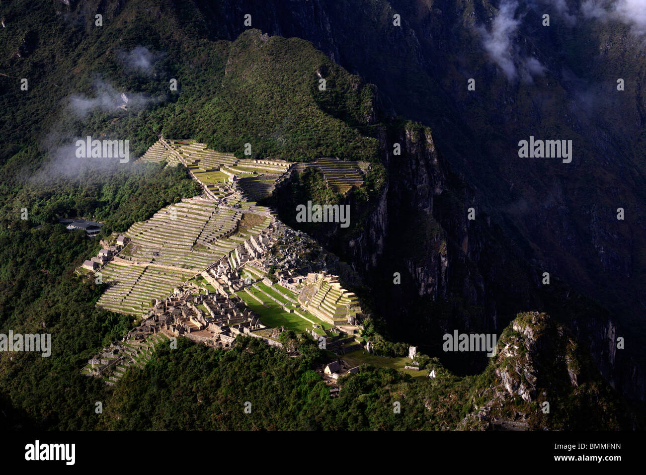 Vue sur le lever du soleil sur les anciennes ruines d'Inca au Machu Picchu près de Cusco au Pérou de la proximité immédiate d'Huayna Picchu peak Banque D'Images