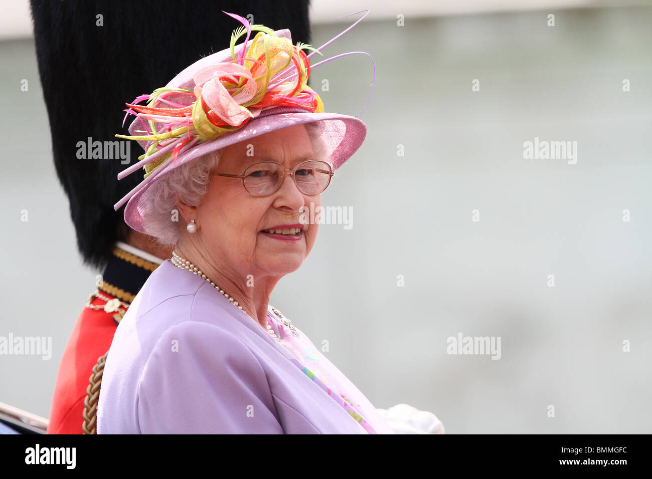 Figurine Britains - Reine Elizabeth II En Robe De Couronnement - 54 Mm - Occasion