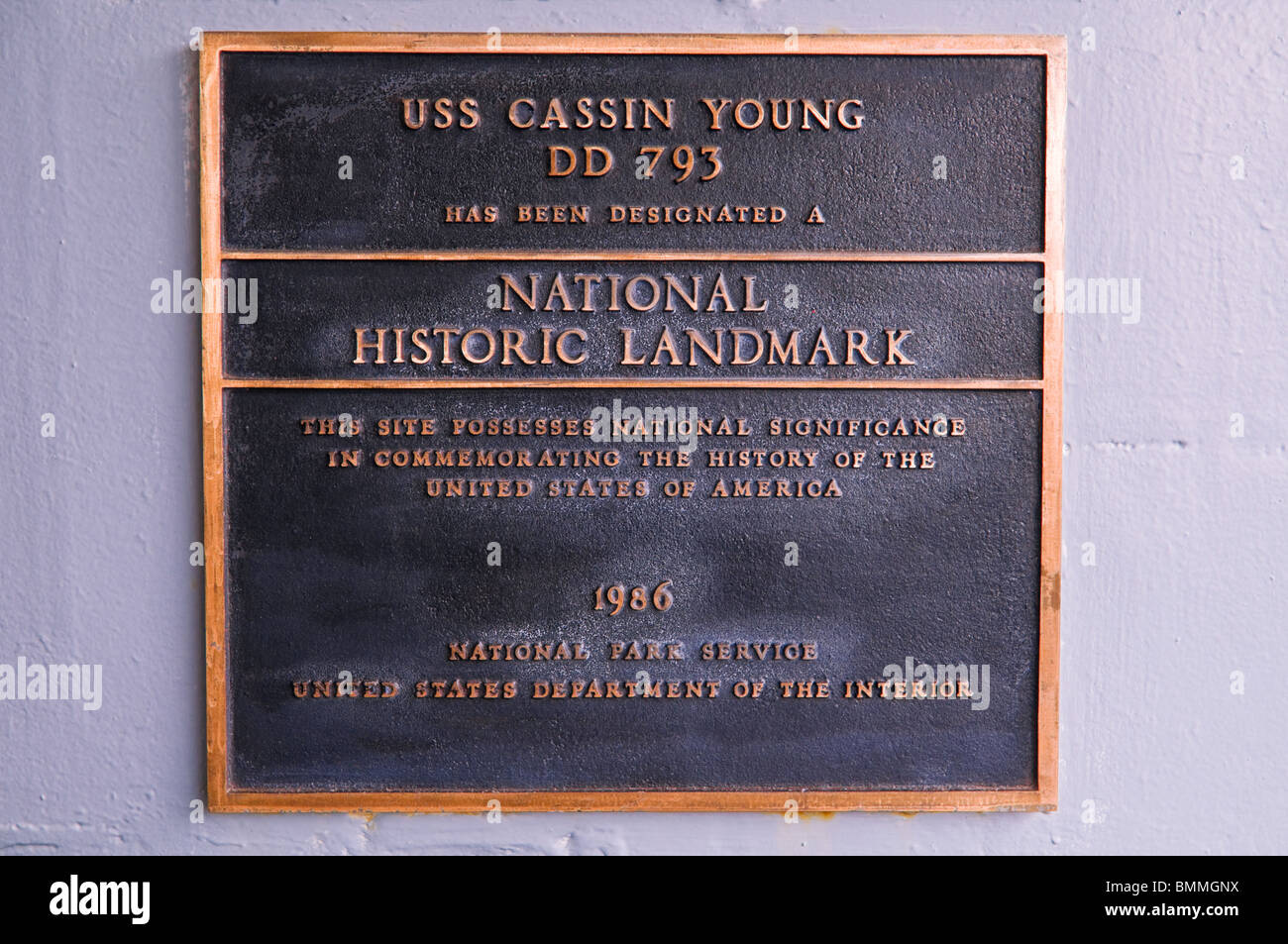 Plaque sur l'USS Cassin Young (Monument historique), Charlestown Navy Yard, Boston, Massachusetts Banque D'Images