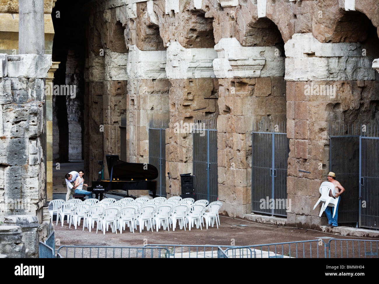 Une jeune femme pianiste répétition pour un concert de nuit prend une pause dans le Teatro di Marcello, Rome, Italie Banque D'Images