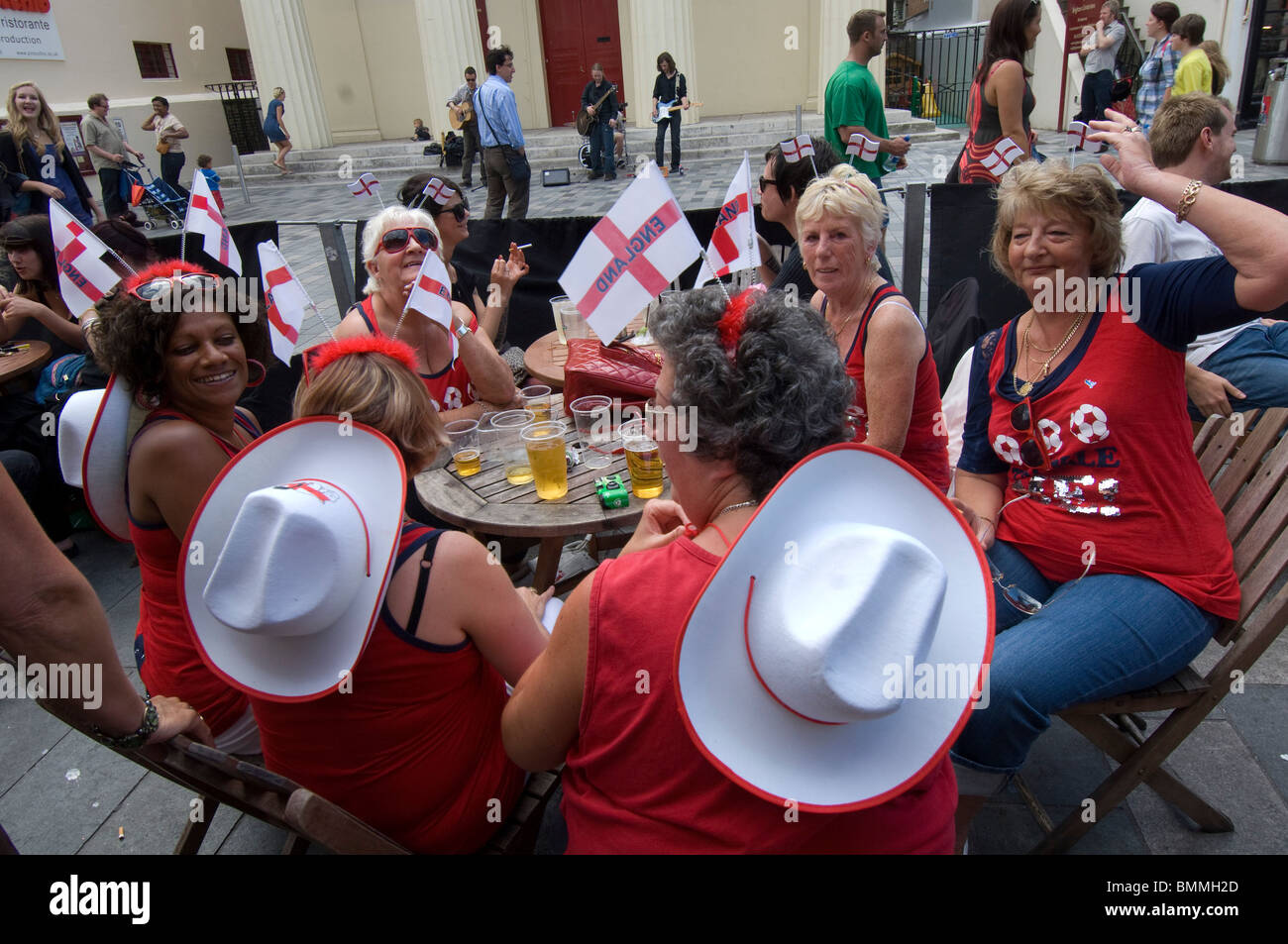 Les supporters de football féminin en Angleterre pendant la Coupe du Monde 2010 Banque D'Images