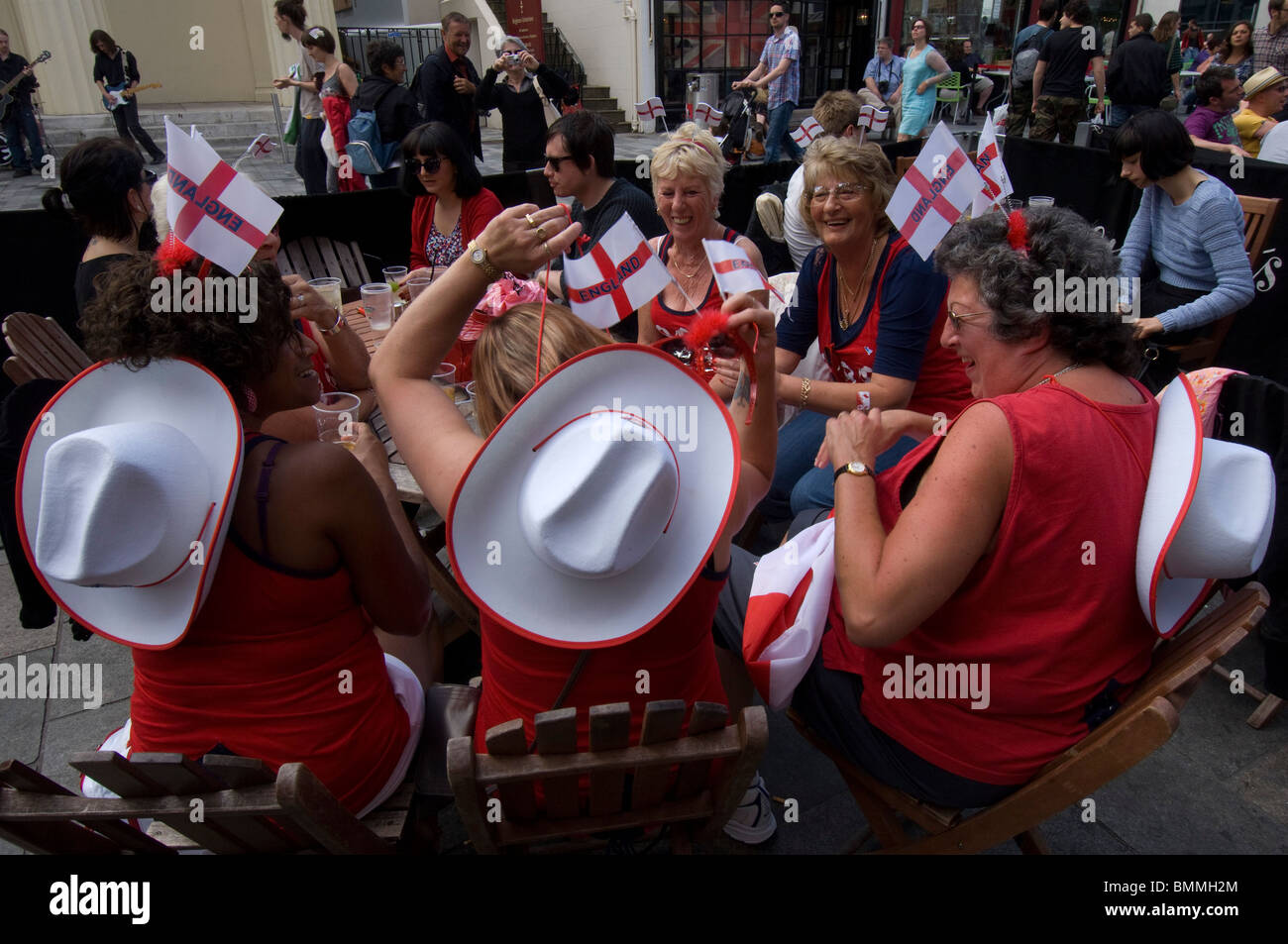 Angleterre football fans, femmes d'âge moyen à l'extérieur d'un pub. Banque D'Images
