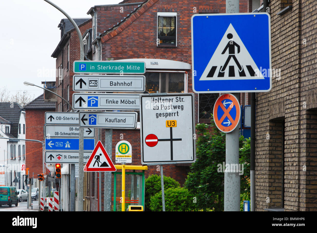 Forêt de panneaux de circulation sur un site de construction à  Oberhausen-Sterkrade, trafic routier, sens de conduite, chantier, arrêt de  bus, pas d'issue, itinéraire de déviation, pas d'attente, passage piétons,  passage piétons,
