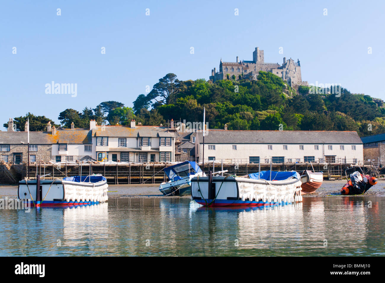 Bateaux dans le port de St Michaels Mount Cornwall photographié à partir de la mer. Banque D'Images Bateaux dans le port de St Michaels Mount Cornwall photographié à partir de la mer. Banque D'Images