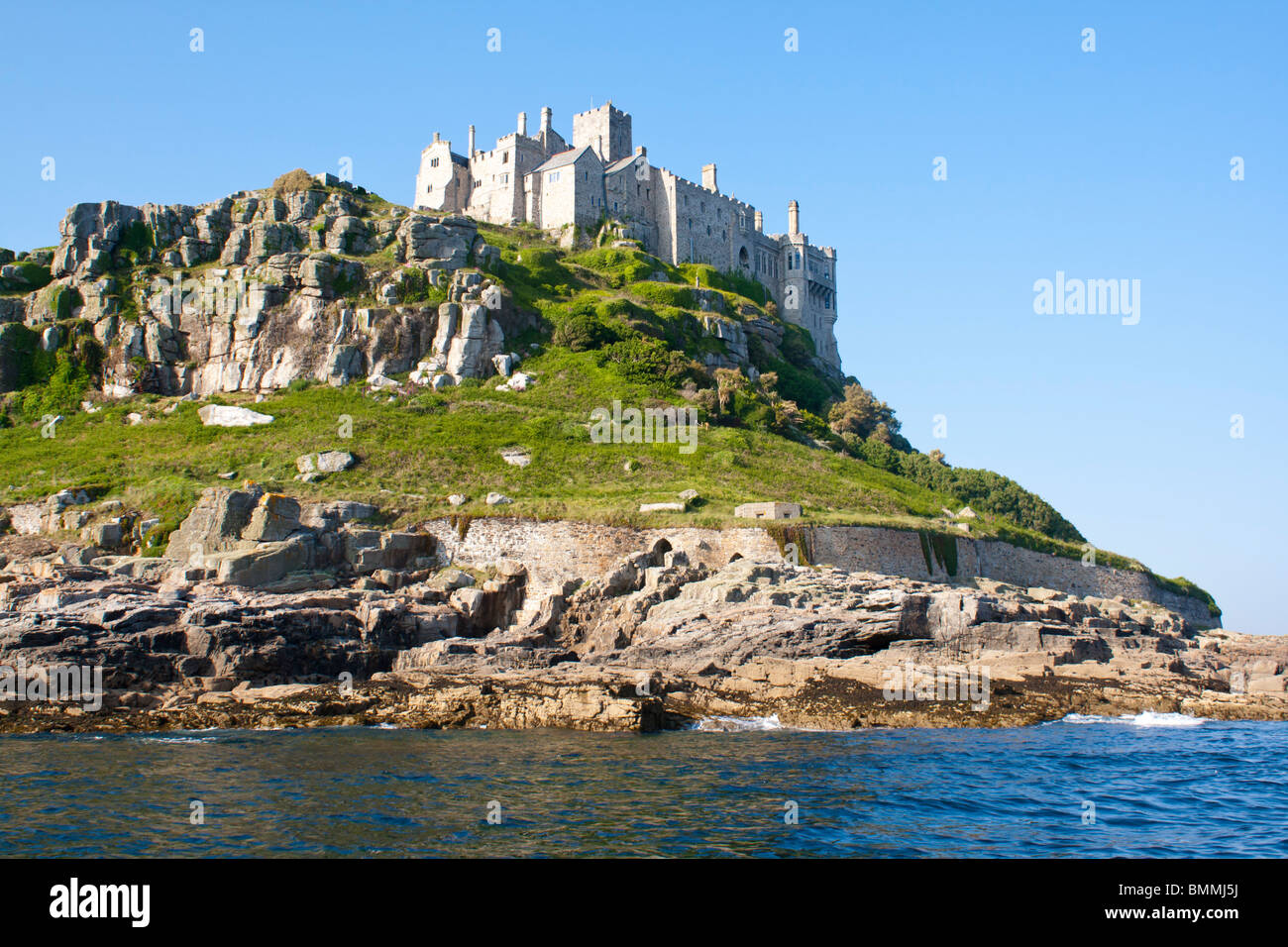 Côté mer de St Michaels Mount Cornwall photographié à partir de la mer. Banque D'Images Côté mer de St Michaels Mount Cornwall photographié à partir de la mer. Banque D'Images