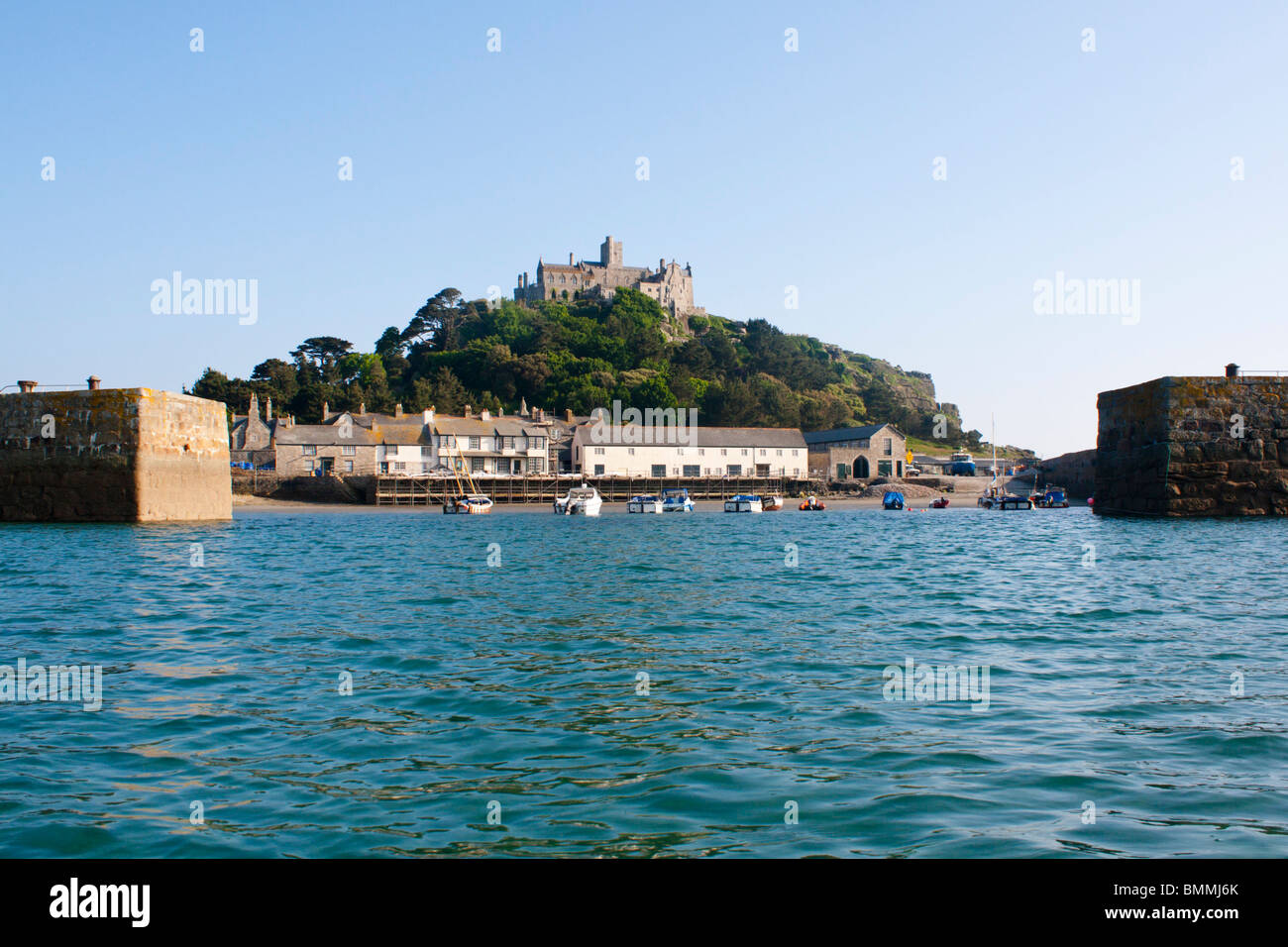 St Michaels Mount Cornwall photographié à partir de la mer. Banque D'Images St Michaels Mount Cornwall photographié à partir de la mer. Banque D'Images