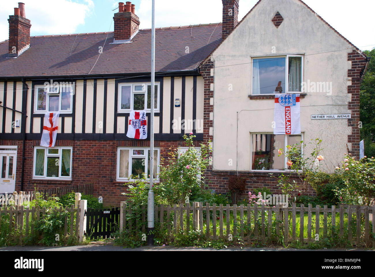 St George's Cross suspendu hors de la fenêtre Banque D'Images
