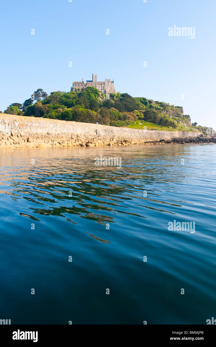 St Michaels Mount Cornwall photographié à partir de la mer. Banque D'Images St Michaels Mount Cornwall photographié à partir de la mer. Banque D'Images