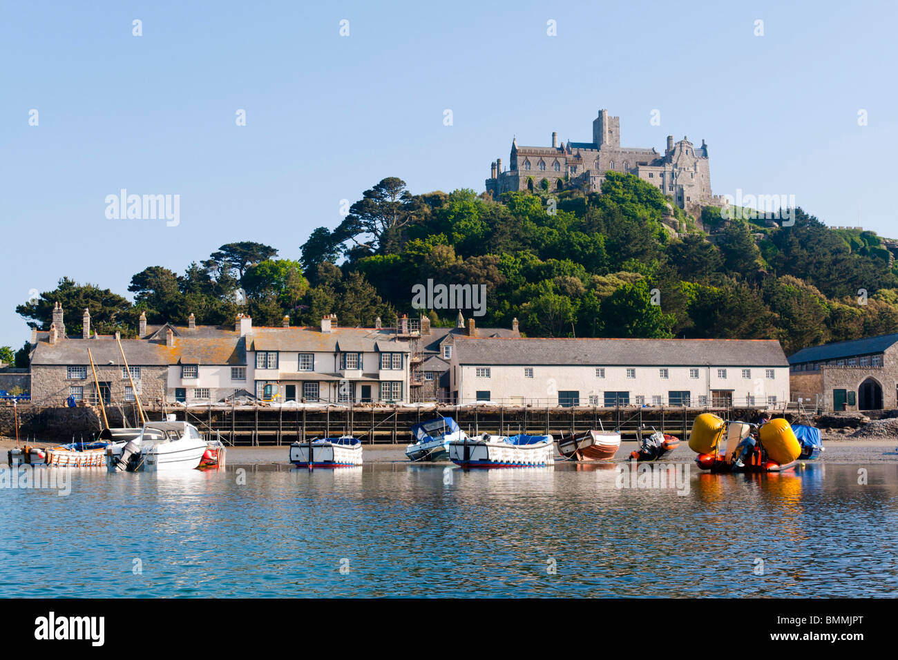 Bateaux dans le port de St Michaels Mount Cornwall photographié à partir de la mer. Banque D'Images Bateaux dans le port de St Michaels Mount Cornwall photographié à partir de la mer. Banque D'Images
