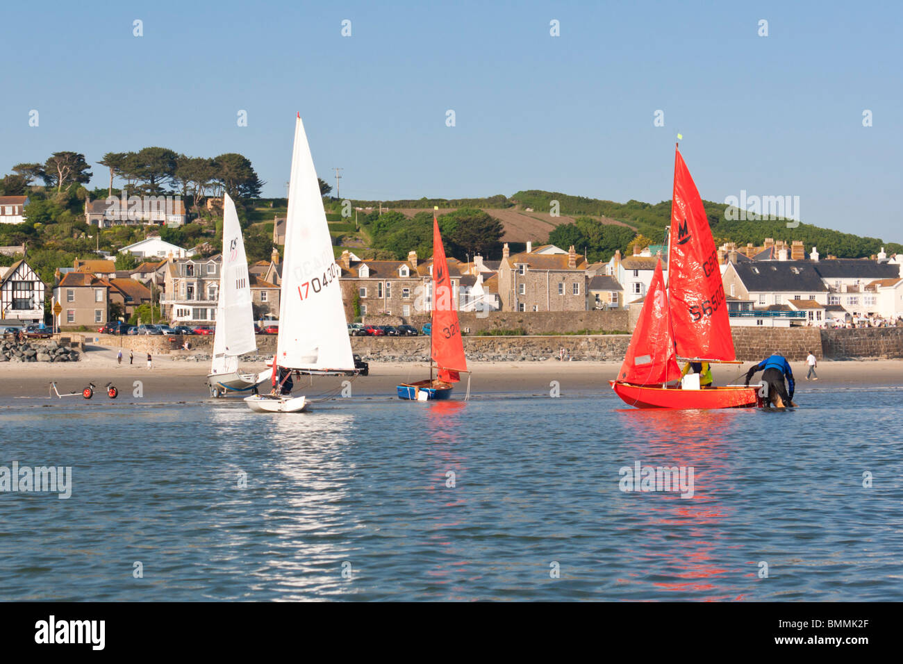Canots à entrer dans l'eau à Cornwall Marazion photographié à partir de la mer. Banque D'Images Canots à entrer dans l'eau à Cornwall Marazion photographié à partir de la mer. Banque D'Images
