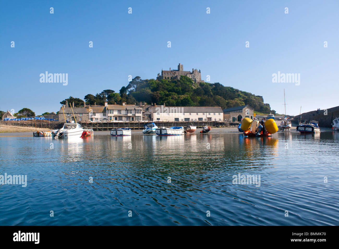 St Michaels Mount harbour Cornwall photographié à partir de la mer. Banque D'Images St Michaels Mount harbour Cornwall photographié à partir de la mer. Banque D'Images