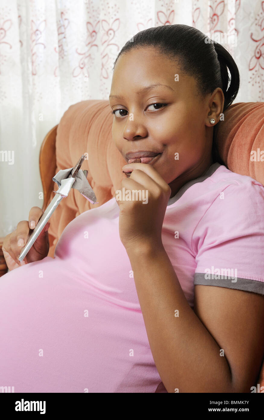 Young woman eating enceintes barre de chocolat, Cap, Province de Western Cape, Afrique du Sud Banque D'Images