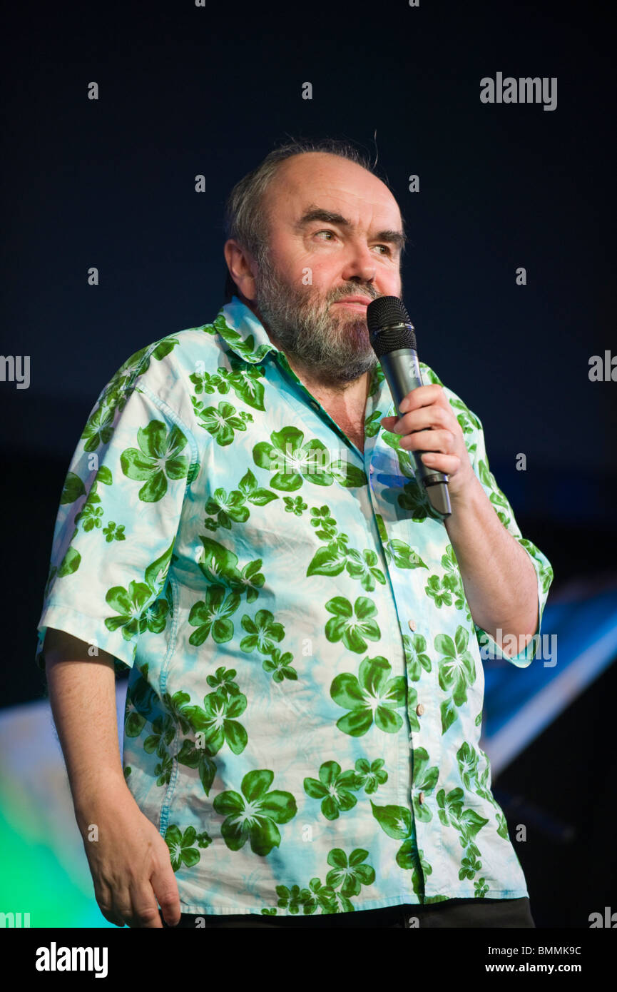 Le comédien britannique et game show experts Andy Hamilton sur scène à Hay Festival 2010 Hay-on-Wye Powys Pays de Galles UK Banque D'Images