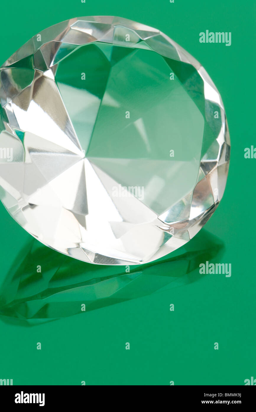 Diamond close up shot avec un fond vert Banque D'Images