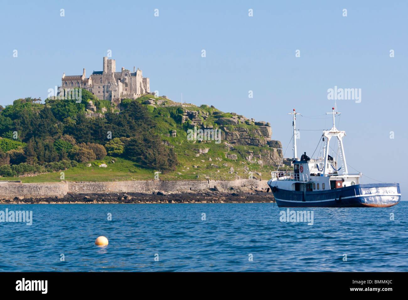 Bateau amarré dans la baie de Monte avec St Michaels Mount à l'arrière-plan photographié de la mer. Banque D'Images Bateau amarré dans la baie de Monte avec St Michaels Mount à l'arrière-plan photographié de la mer. Banque D'Images