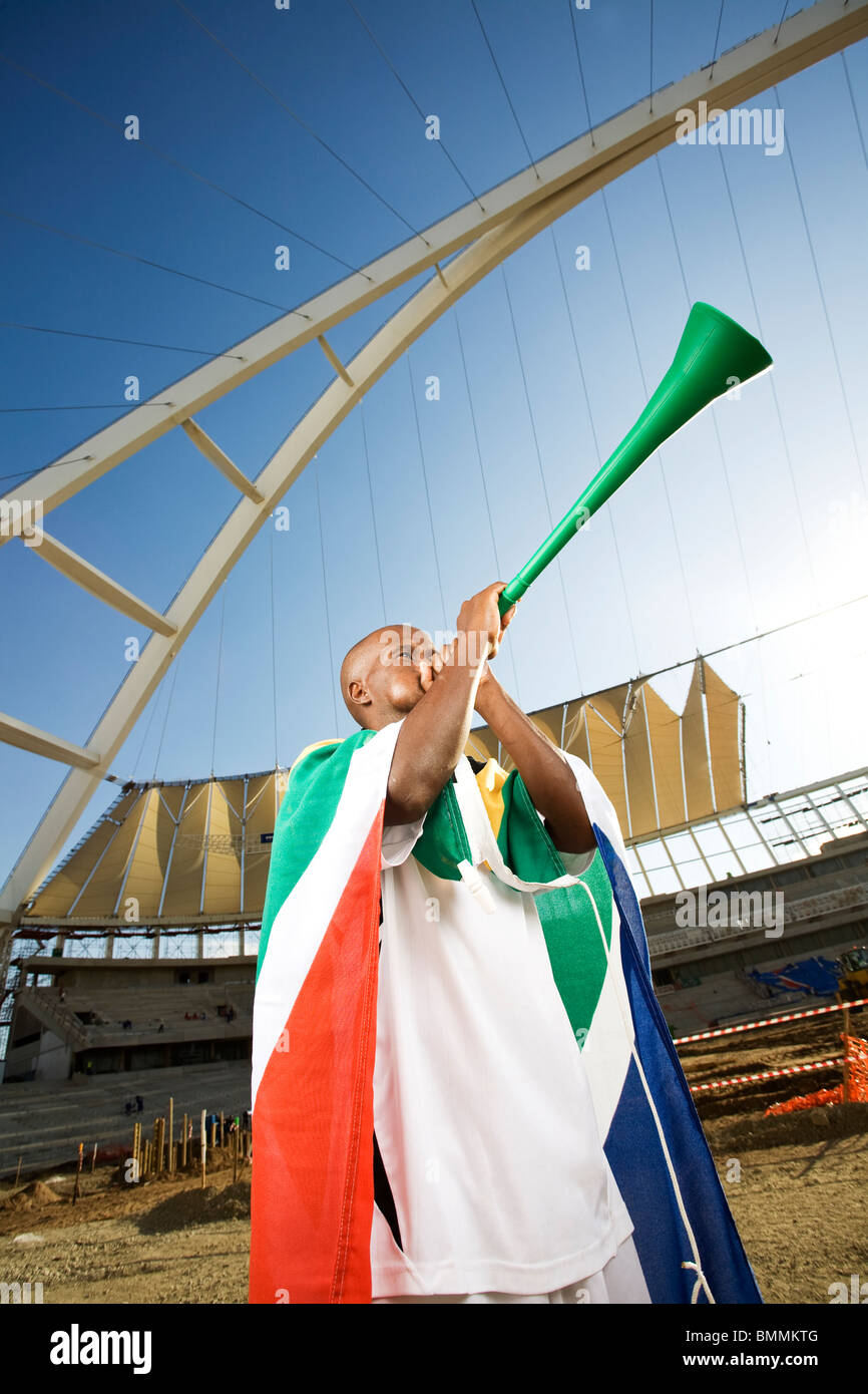 Joueur de football avec drapeau sud-africain soufflant vuvuzela, Moses Mabhida, Durban, province du Kwazulu-Natal, Afrique du Sud Banque D'Images