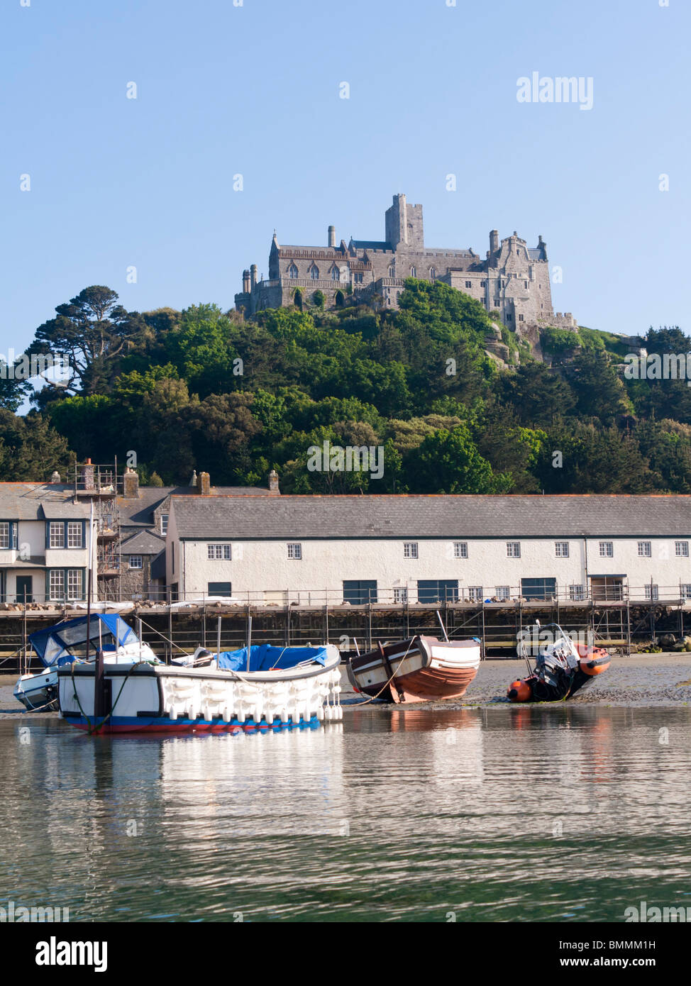 Bateaux dans le port de St Michaels Mount Cornwall photographié à partir de la mer. Banque D'Images Bateaux dans le port de St Michaels Mount Cornwall photographié à partir de la mer. Banque D'Images