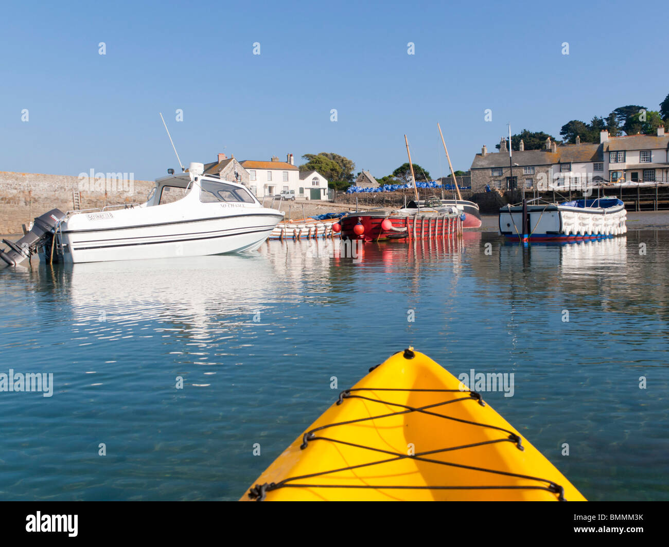 Kayak à St Michaels Mount Harbour Cornwall photographié à partir de la mer. Banque D'Images Kayak à St Michaels Mount Harbour Cornwall photographié à partir de la mer. Banque D'Images