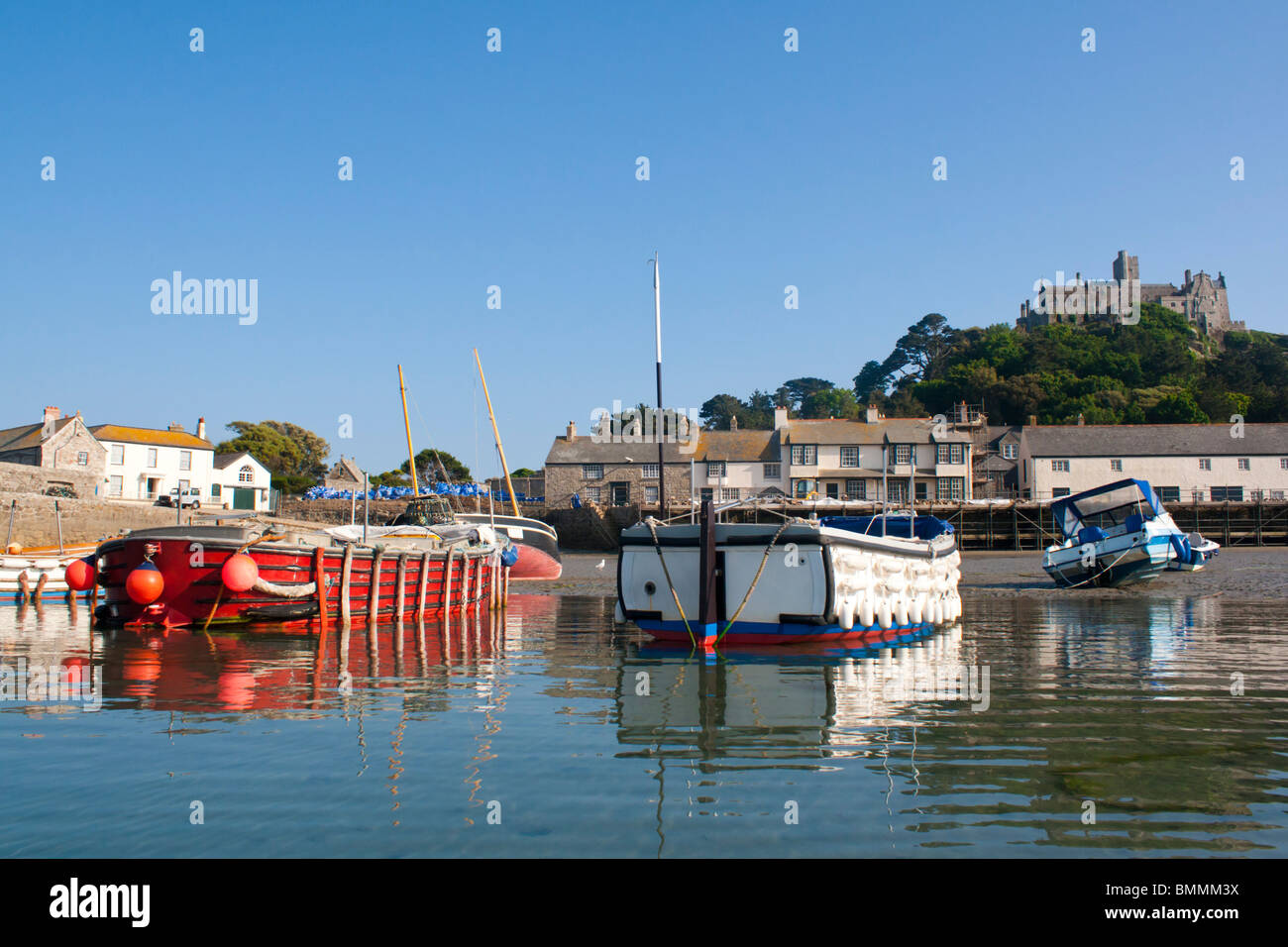 Bateaux dans le port de St Michaels Mount Cornwall photographié à partir de la mer. Banque D'Images Bateaux dans le port de St Michaels Mount Cornwall photographié à partir de la mer. Banque D'Images