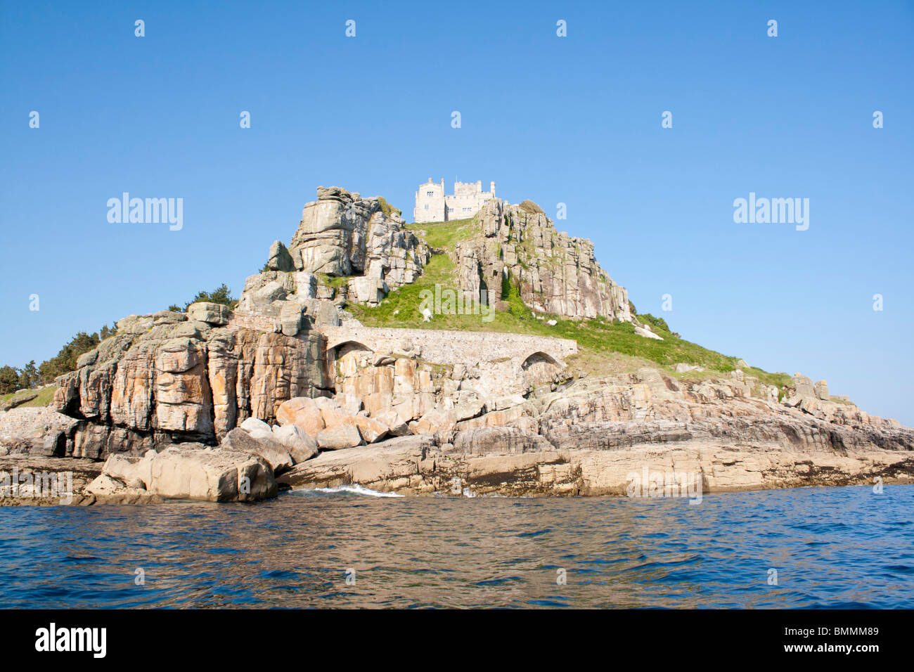 Côté mer de St Michaels Mount Cornwall photographié à partir de la mer. Banque D'Images Côté mer de St Michaels Mount Cornwall photographié à partir de la mer. Banque D'Images