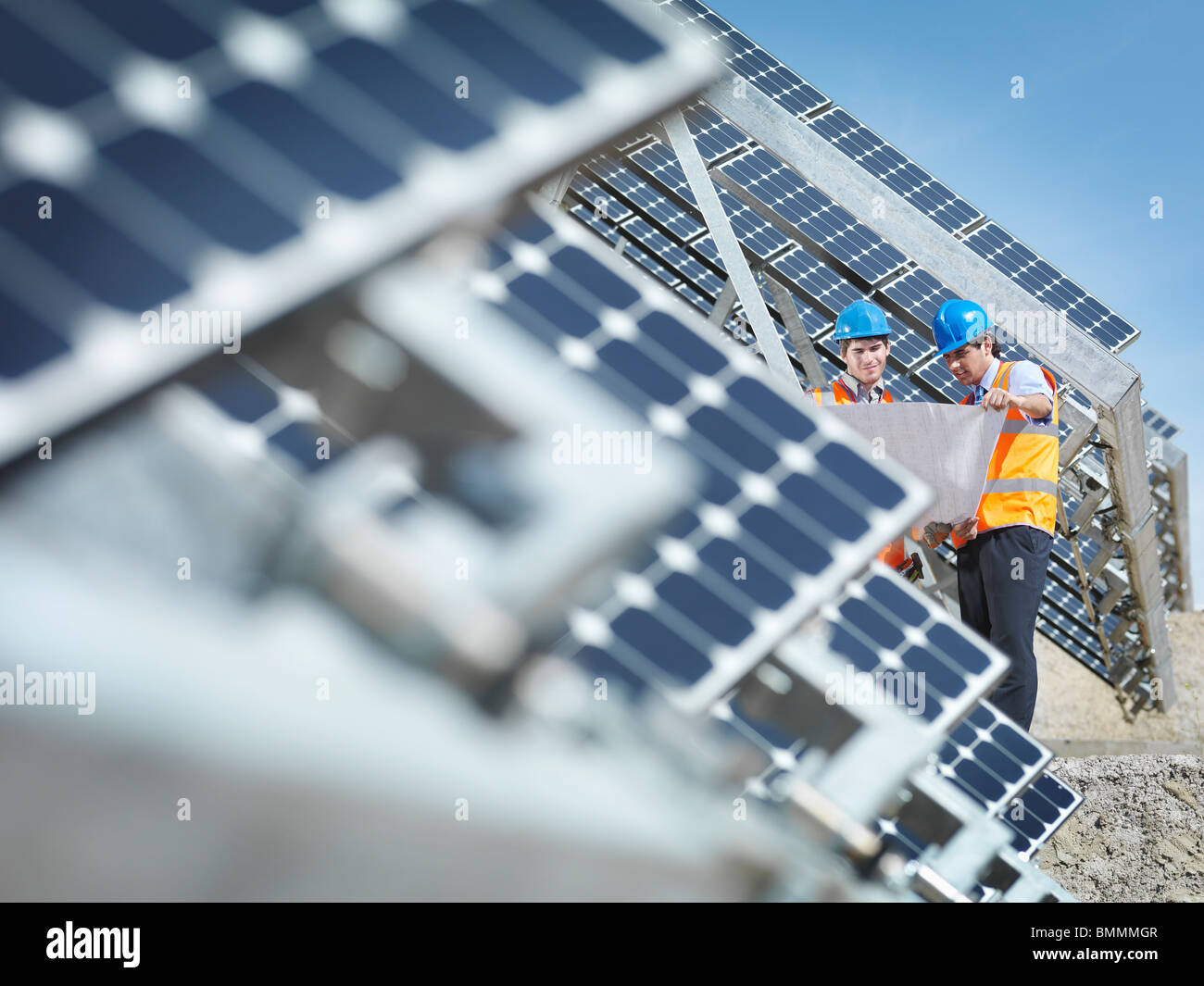 La centrale solaire d'espagnol avec les travailleurs Banque D'Images