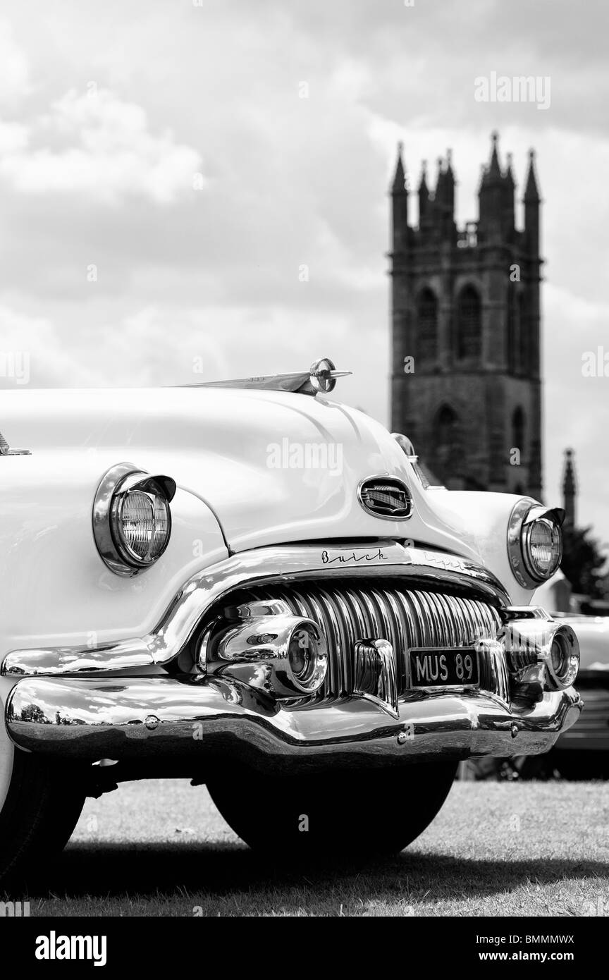 Huit Buick face avant, une voiture américaine classique, à Churchill vintage car show, Oxfordshire, Angleterre. Monochrome Banque D'Images