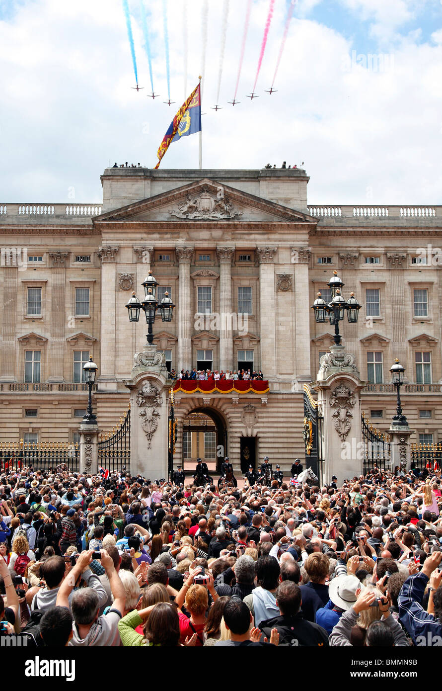 La Reine et la famille royale watch 'Red Arrows Fly Past ' à une parade des Cérémonie couleur à Buckingham Palace Londres, 12 juin 2010 Banque D'Images