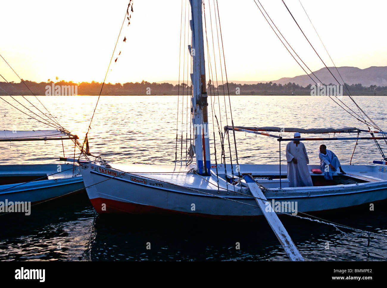 Bateau felouque sur le Nil au crépuscule l'Egypte Afrique du Nord Banque D'Images