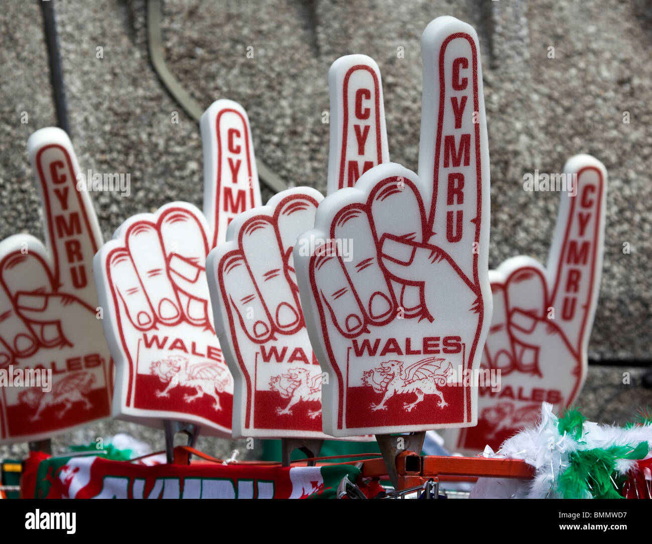 Cymru gallois ou mains en polystyrène sur la vente à l'extérieur du stade du millénaire, Cardiff, Pays de Galles du Sud Banque D'Images