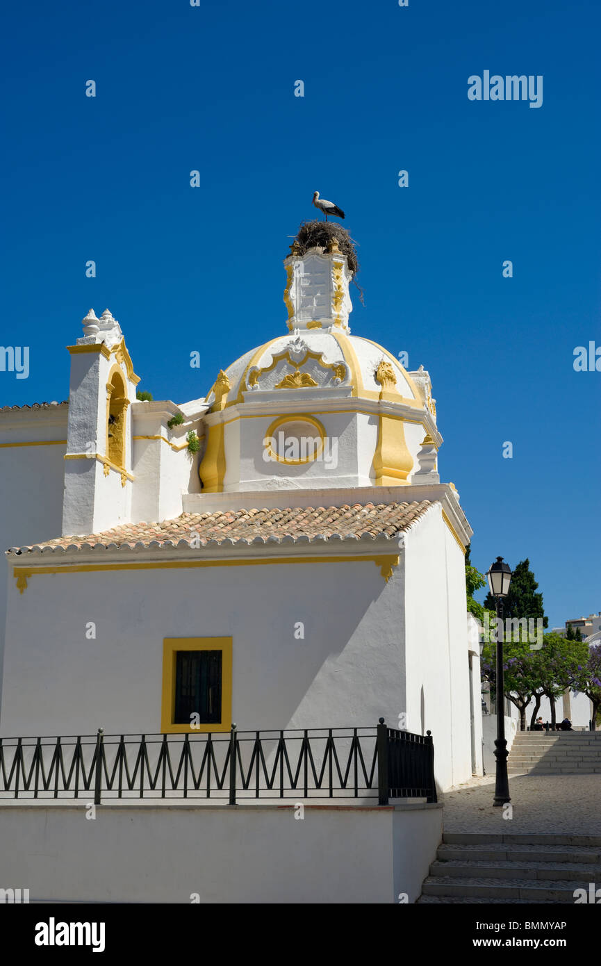 Le Portugal, l'Algarve, Faro, la chapelle de Santo Amaro dôme de l'église avec un nid de cigogne sur le dessus Banque D'Images