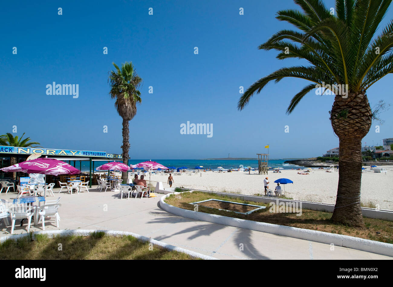 La plage de Punta Prima et du front de mer, Minorque, Baleares, Espagne Banque D'Images