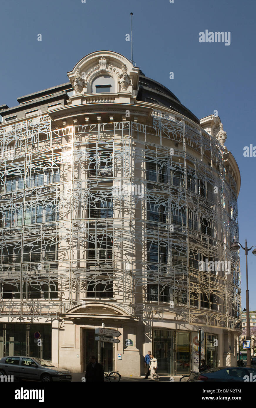 Ministère de la Culture, Paris, France. Plus haut bâtiment en pierre d'un boîtier en métal filigrane un filet qui enveloppe l'ensemble du bloc Banque D'Images