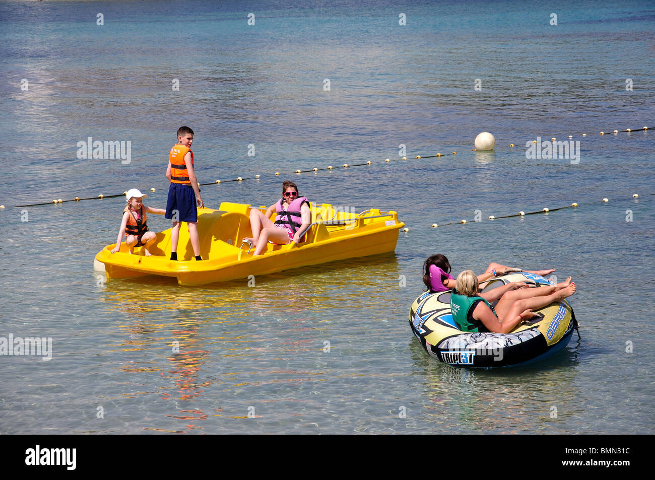Plage, sports nautiques au large de Es Canar, Ibiza, Baléares, Espagne Banque D'Images