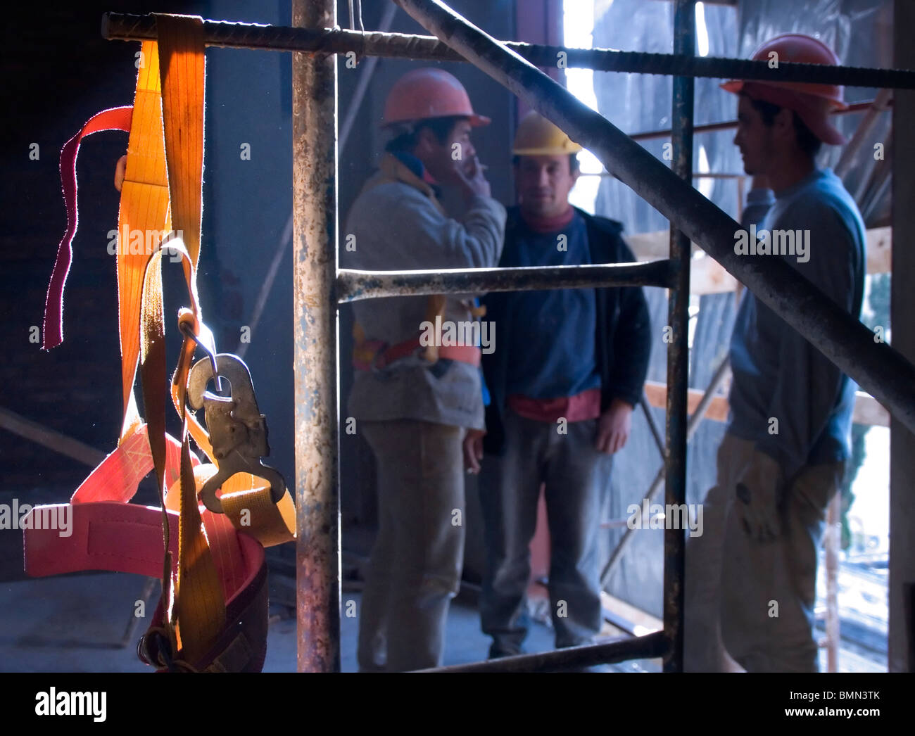 Ceinture de sécurité d'un échafaudage suspendu dans un site de construction d'un faisceau de la lumière du soleil brille, Buenos Aires, Argentine Banque D'Images