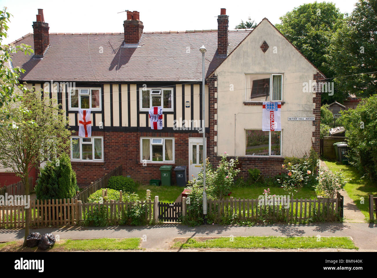 St George's Cross suspendu hors de la fenêtre Banque D'Images