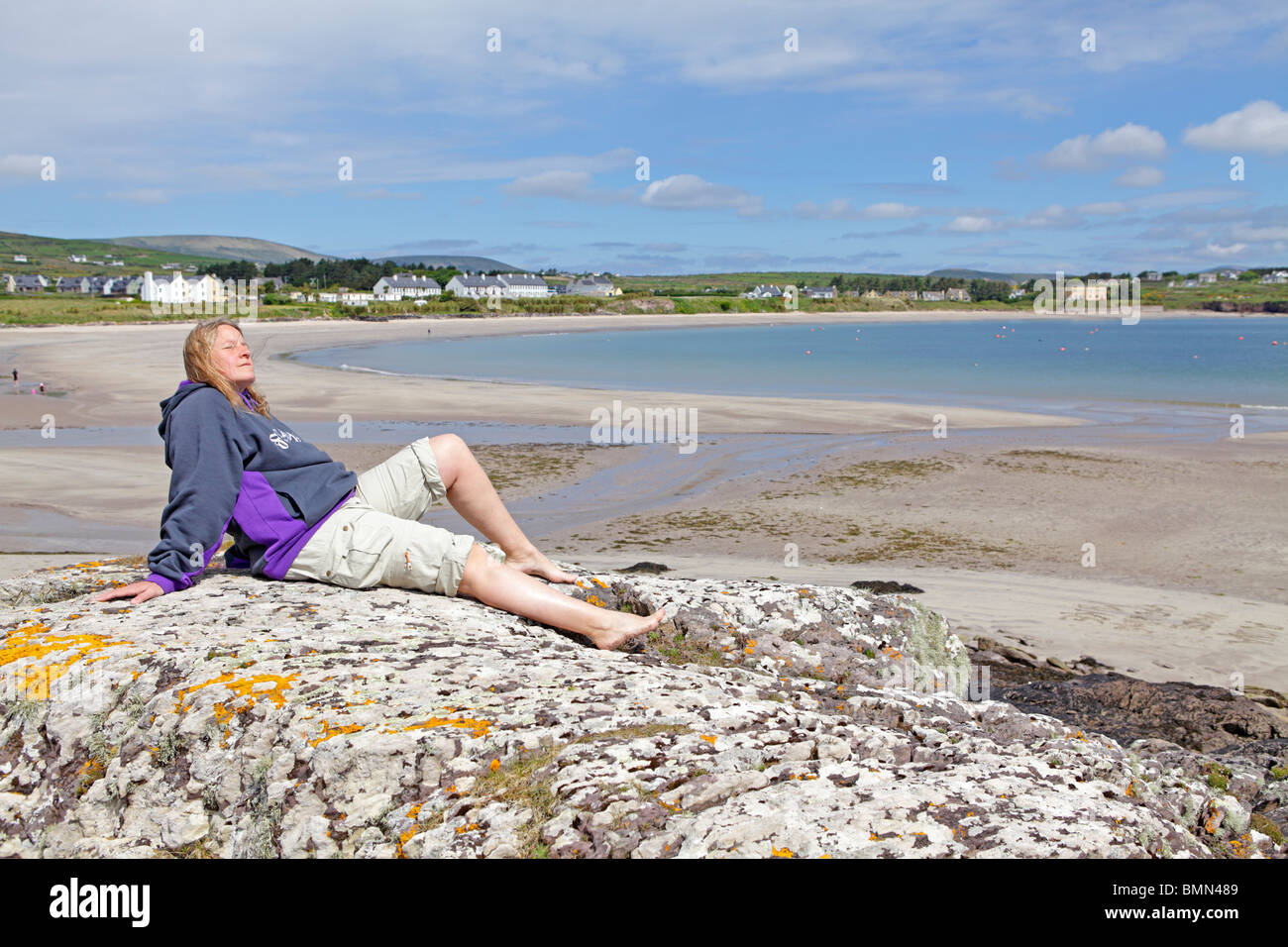 Jeune femme à une plage de sable près de Ballinskelligs, Ring of Kerry, République d'Irlande Banque D'Images