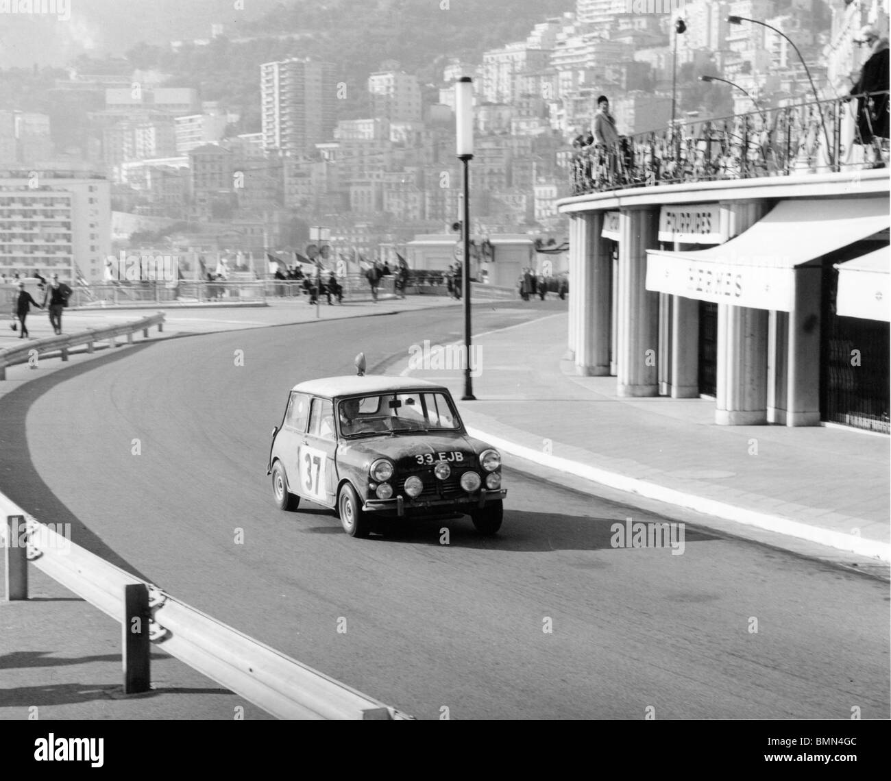 Paddy Hopkirk et Henry Liddon's Mini Cooper S sur la façon de gagner le Rallye de Monte Carlo 1964. Banque D'Images