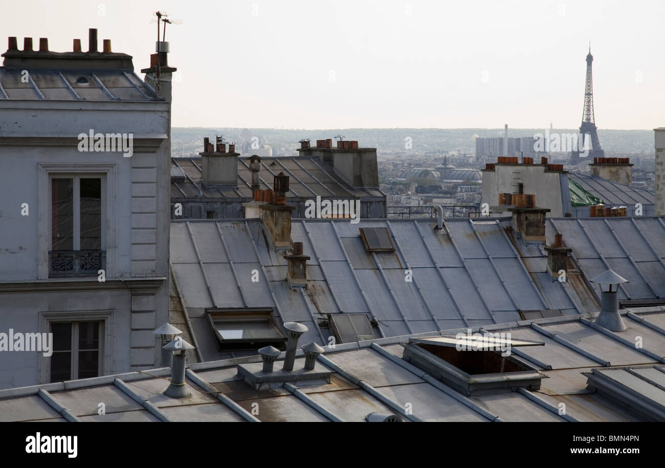 Toits et la Tour Eiffel depuis Montmartre, Paris Banque D'Images