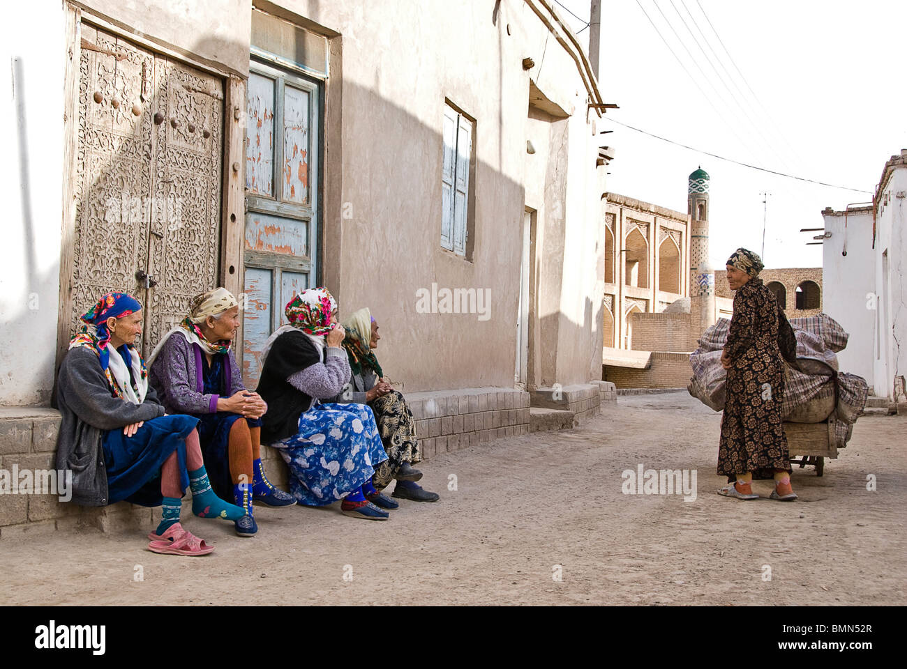 Groupe de vieilles femmes sur les rues de Khiva, l'Ouzbékistan, en Asie. Banque D'Images