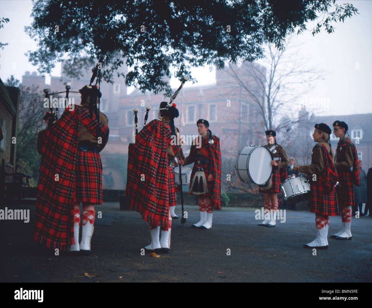 Eton College pipe band des années 1980. Banque D'Images