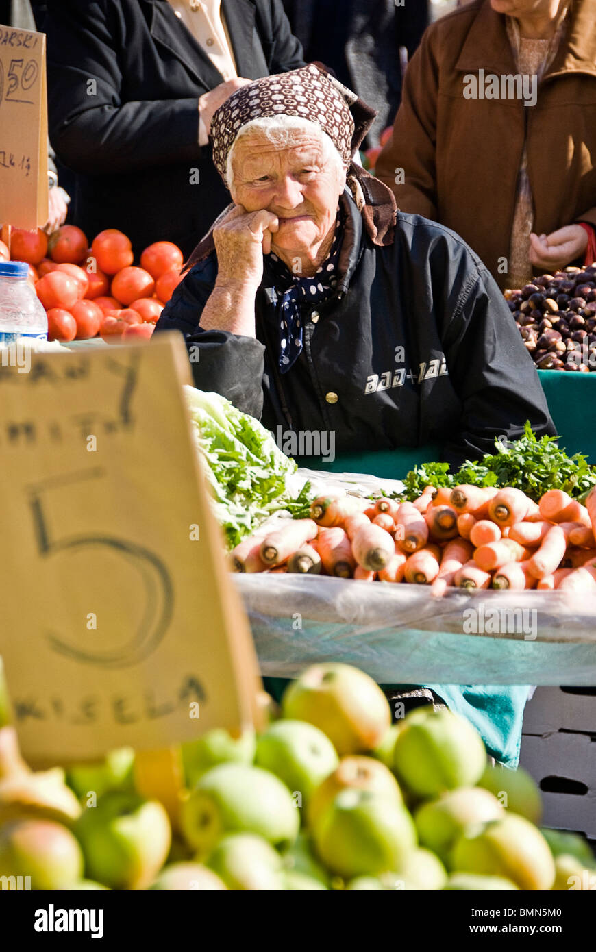 Femme vendant des légumes dans les rues de Zagreb. La Croatie, l'Europe. Banque D'Images