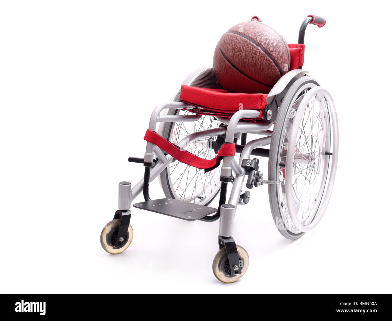 Basket-ball en fauteuil roulant actif avec isolé sur fond blanc Banque D'Images