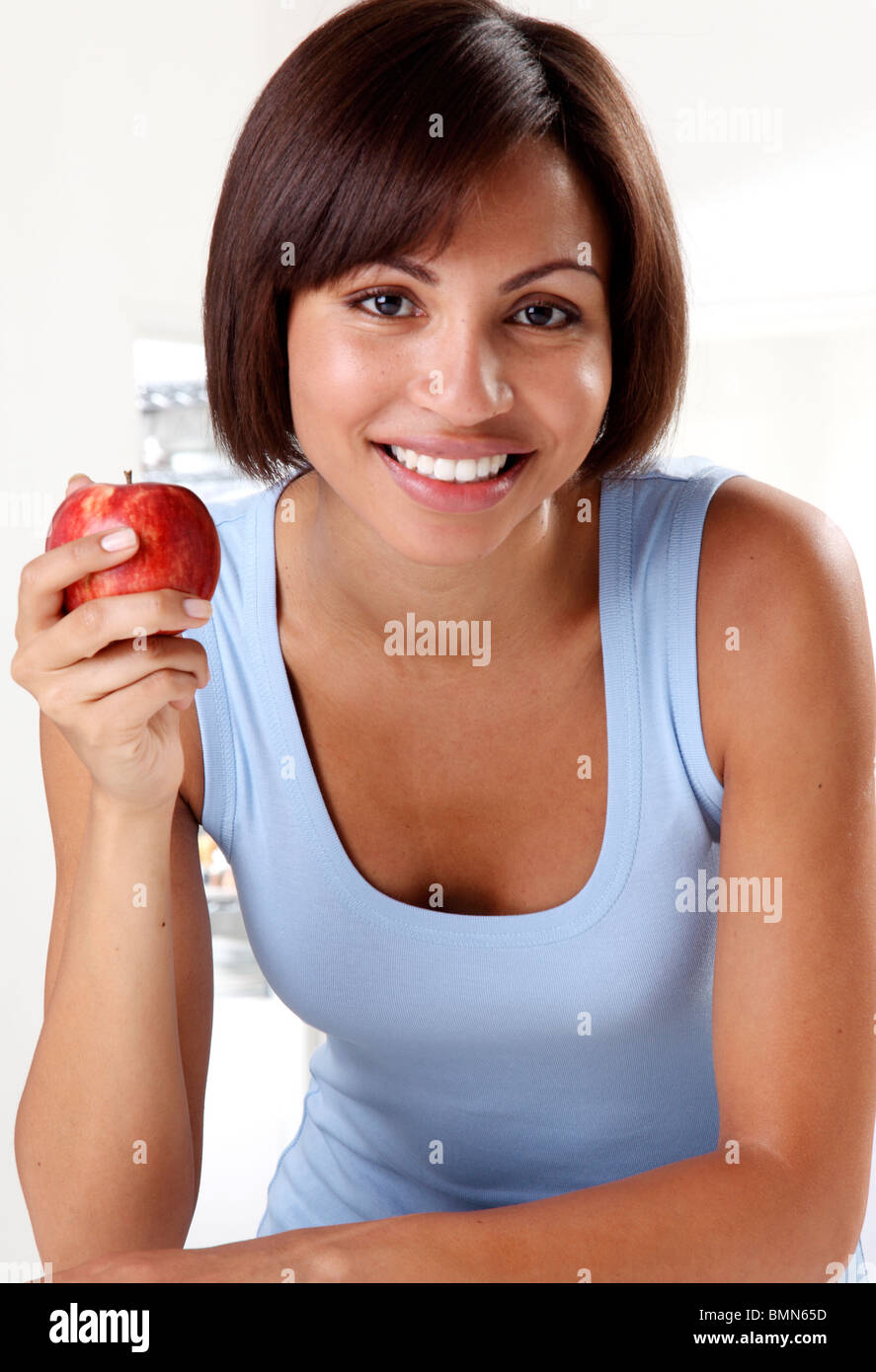 WOMAN HOLDING RED APPLE Banque D'Images