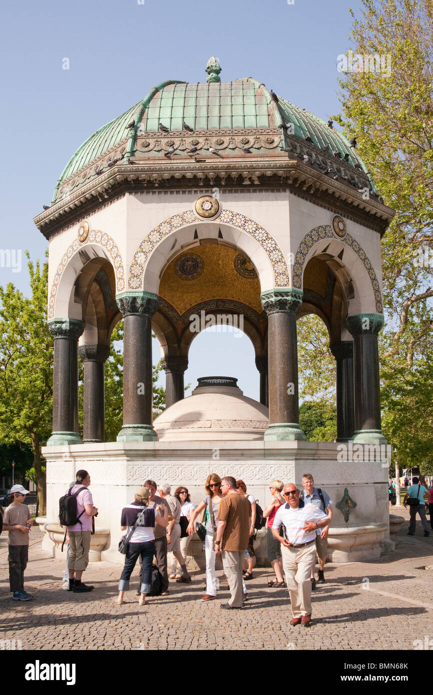 Les touristes visitant la Byzantine Neo Fontaine allemande, Alman Cesmesi, dans l'Hippodrome, Istanbul, Turquie Banque D'Images