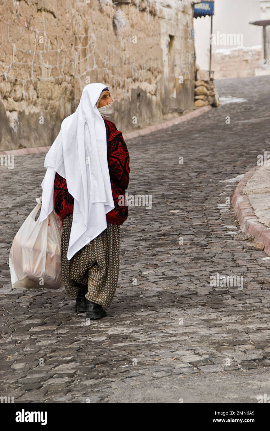 Vieille femme voilée marcher dans les rues. Capadoccia, la Turquie, l'Asie. Banque D'Images