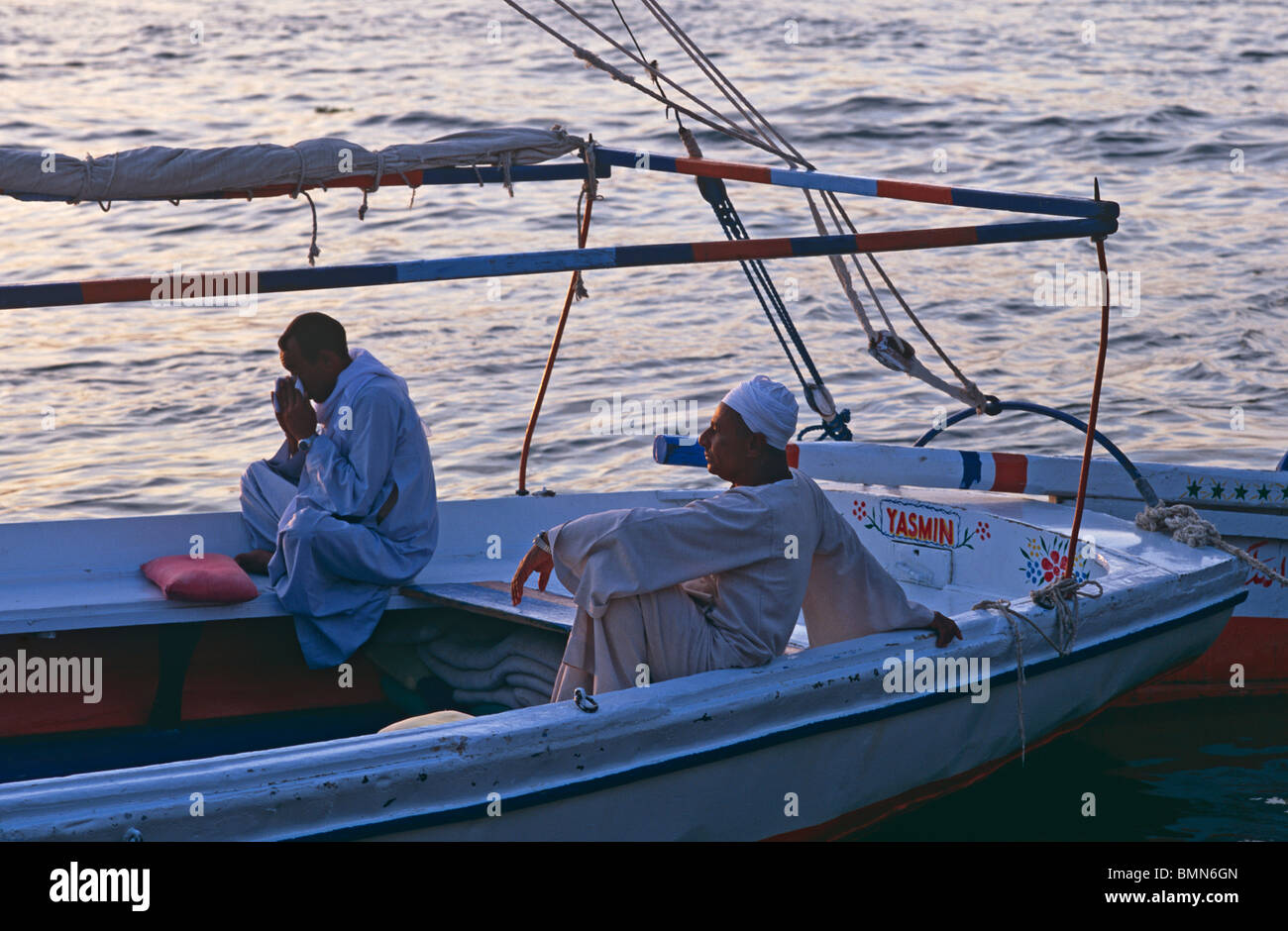 Bateau felouque sur le Nil au crépuscule l'Egypte Afrique du Nord Banque D'Images