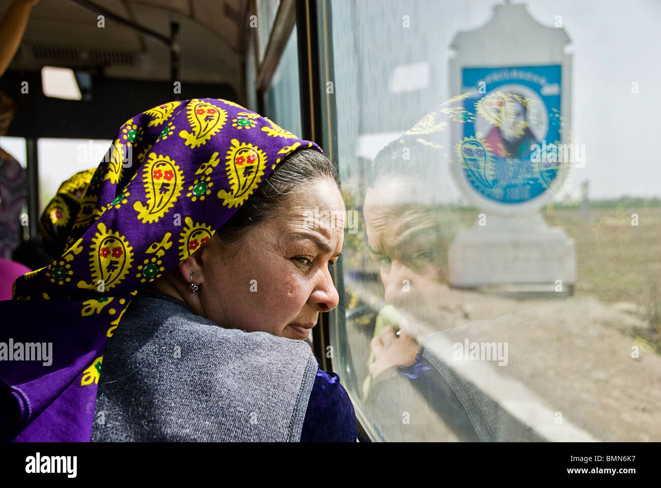 Portrait d'une femme dans un bus, Ashgabatl, le Turkménistan. Banque D'Images